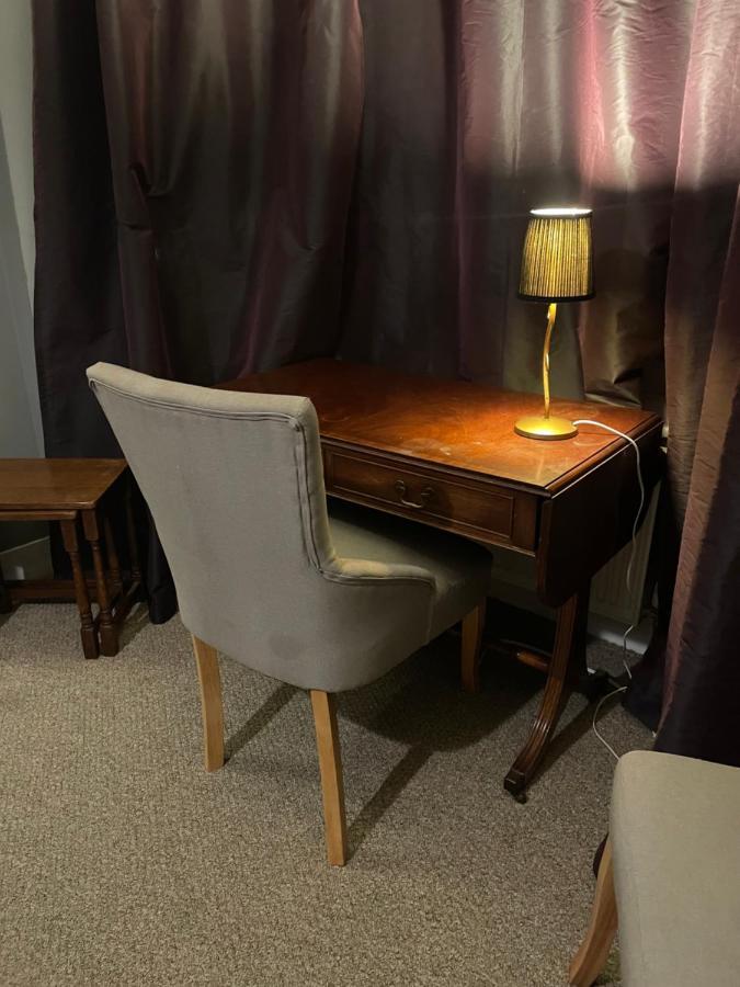 פלמסטד Traditional English 4 Bedroom Home In Greenwich מראה חיצוני תמונה