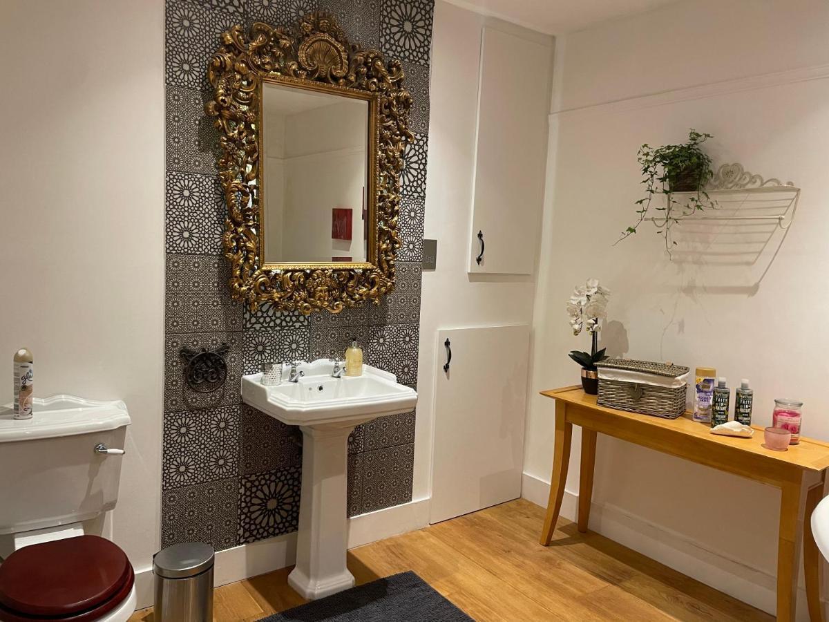 פלמסטד Traditional English 4 Bedroom Home In Greenwich מראה חיצוני תמונה